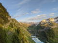 Paysage alpin avec un sentier qui pass a cote des lacs en montagne