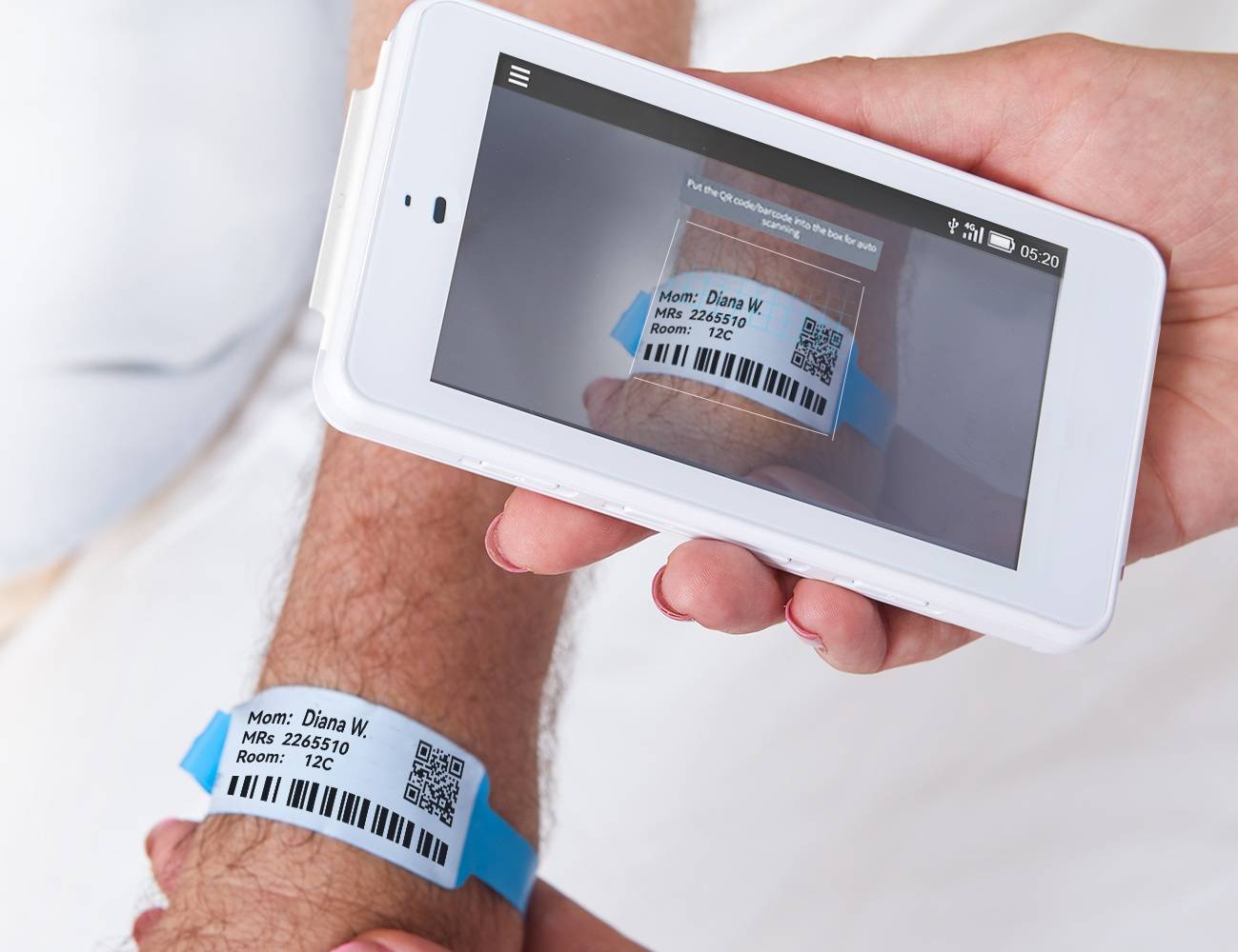 L'appareil ECG de poche à 12 dérivations était équipé d'une caméra pour numériser les informations du patient.