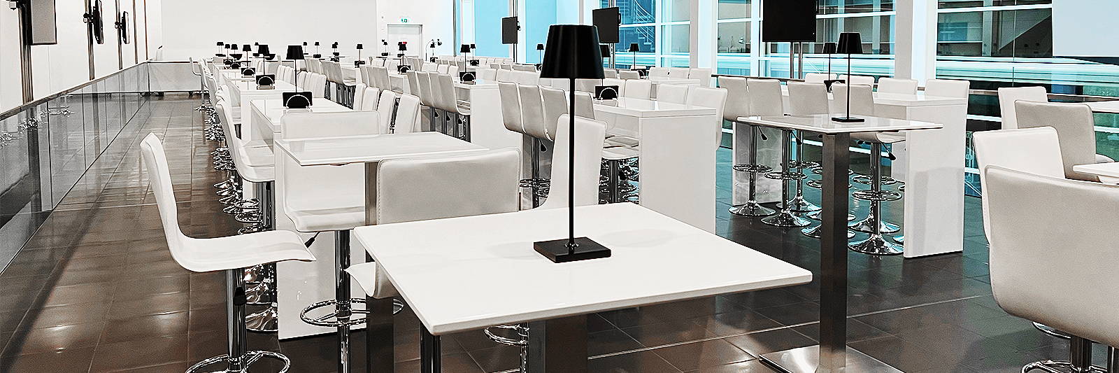 Stehtisch mieten für Event mit Barhocker