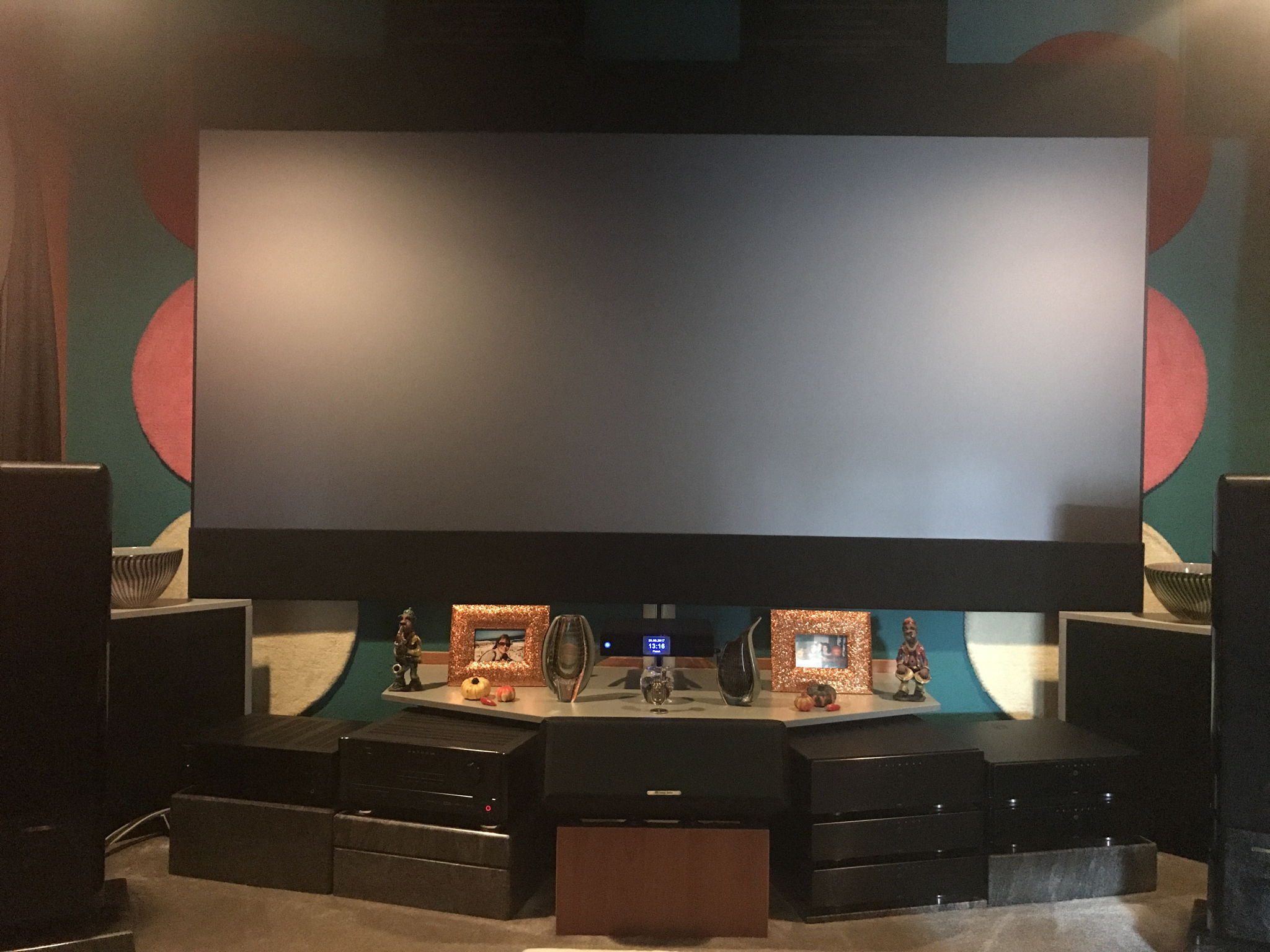 Screen with electronics