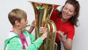 das klingende museum berlin kind spielt trompete