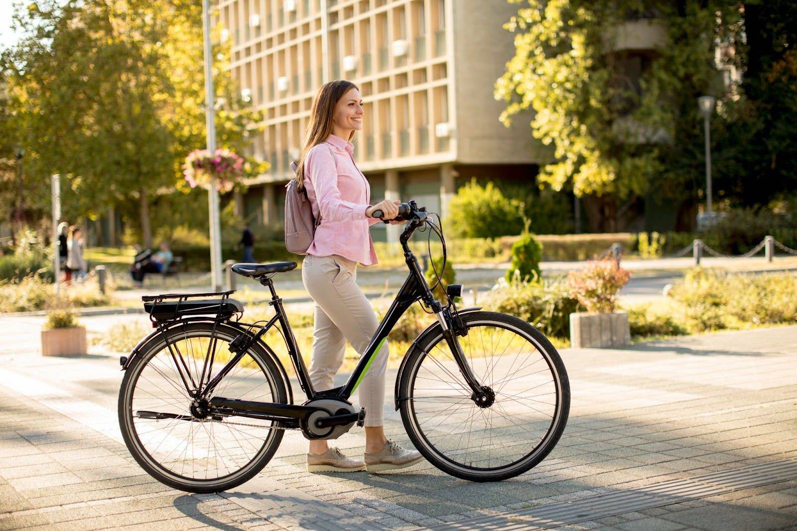 Une jeune femme se promène à Paris avec son vélo acheté dans la boutique ShiftBikes