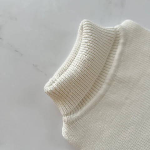 foulard pois bleu blanc élégant de la marque suisse Joli Nous, un accessoire premium pour bébé, alliant design raffiné et qualité exceptionnelle OEKO-TEX GOTS