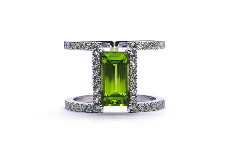 Bague en forme de H avec peridot et diamants