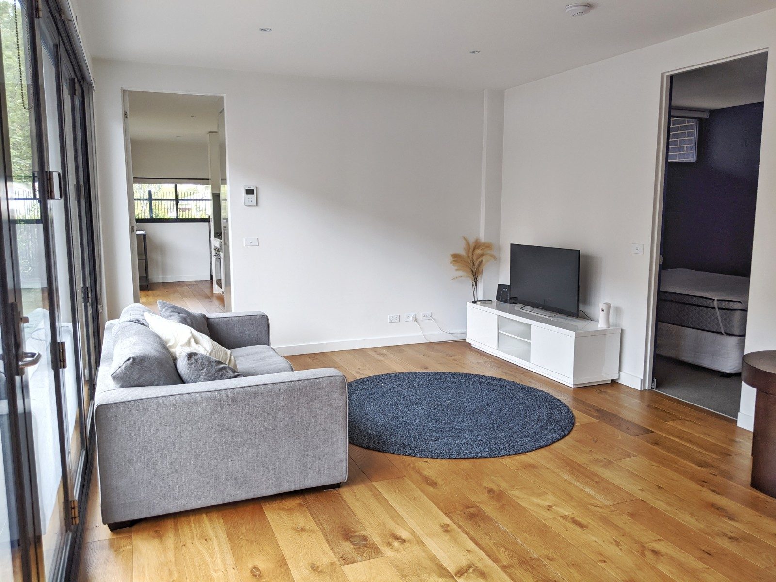 FOR RENT Stunning Near New Courtyard Residence in Sensational Location - Image 4