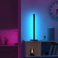 Zwei Vibrancy Smart Lampen neben einem Bücherregal 