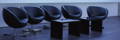 Dreh Sessel mieten schwarz für Podiums Diskussionsrunde mit Eventmöbel Couchtisch