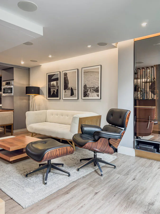 Casa Antigua – sala con poltrona y cuadros en blanco y negro