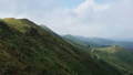 Une côte raide couverte d'herbe au Pays Basque