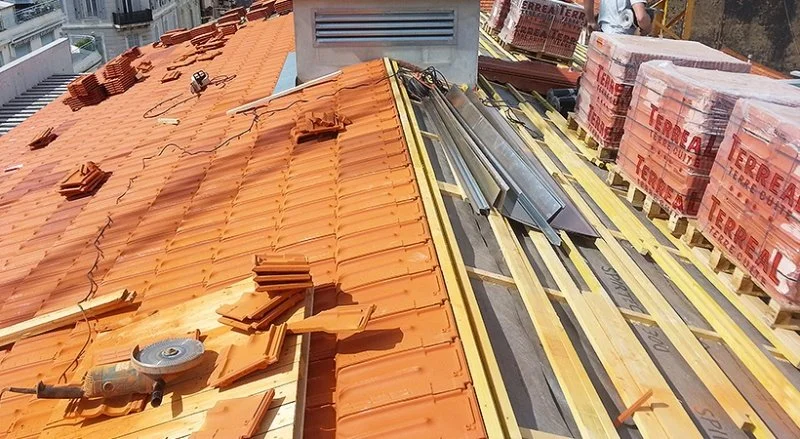 Pose de tuiles de Marseille sur une résidence neuve à Antibes — photo 4 sur 18 — CEG TOITURE