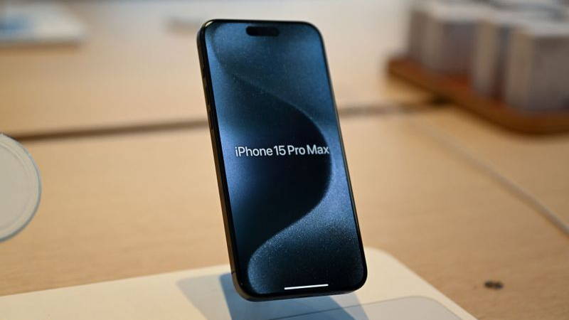 Iphone 15 Pro Max displayed at Apple Store