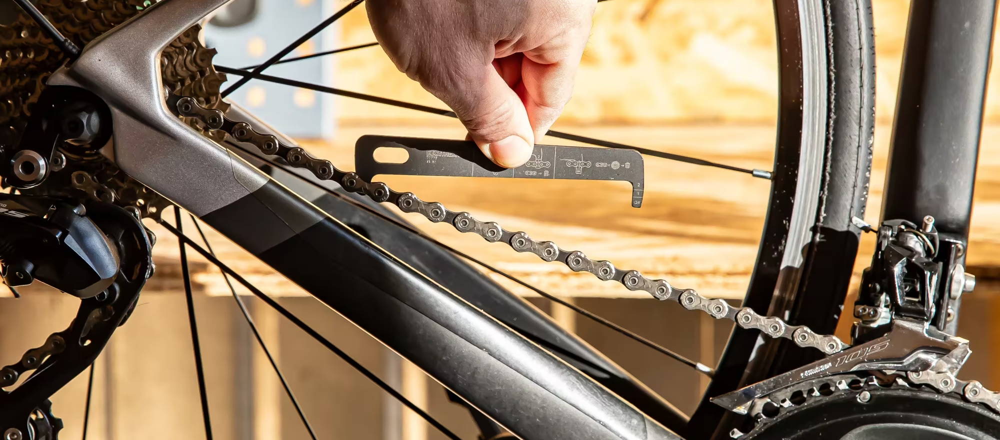 Indicateur d'usure posé sur la chaîne d'un vélo de route à dérailleur