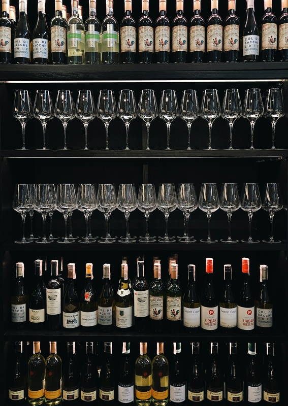 Cave à vin bien remplie de bouteilles