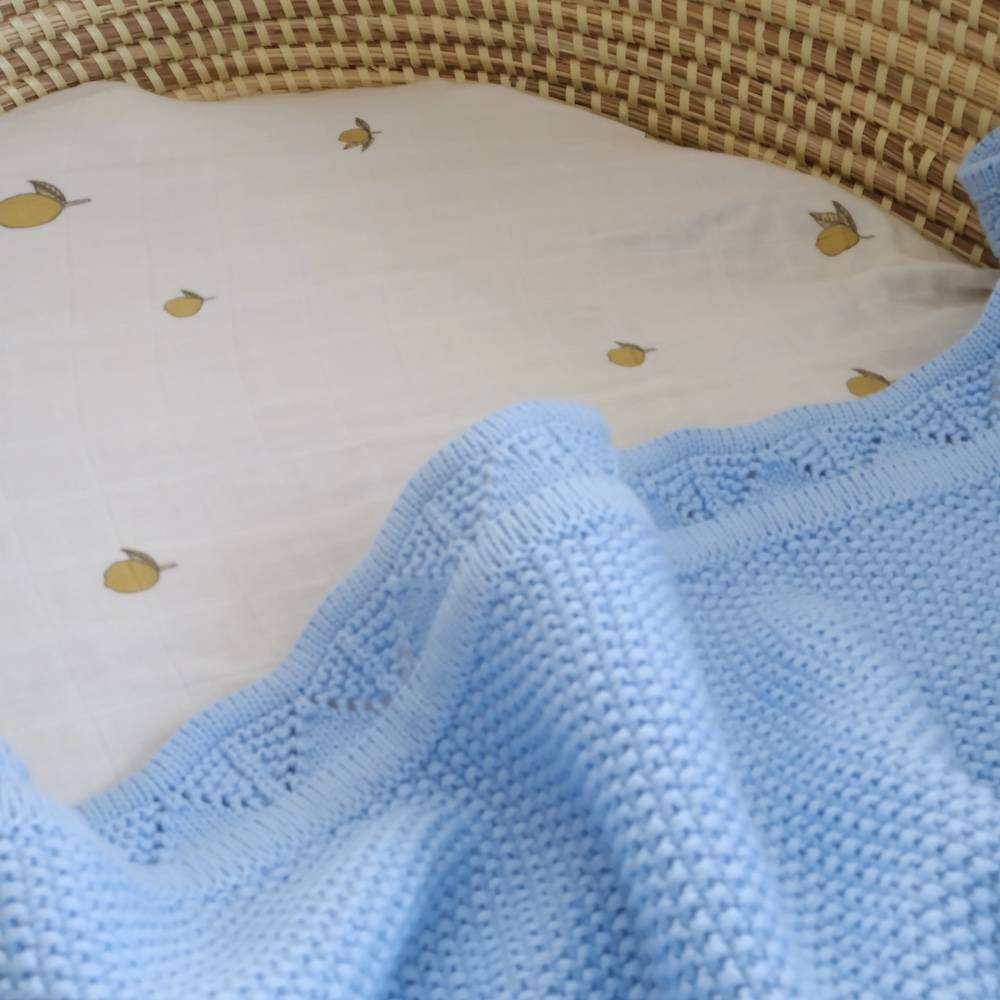couverture tricotée coton portugal douceur confort emmailotage gigoteuse réversible fraises blanc rouge fruit élégant de la marque suisse Joli Nous, un accessoire premium pour bébé, alliant design raffiné et qualité exceptionnelle ajustable