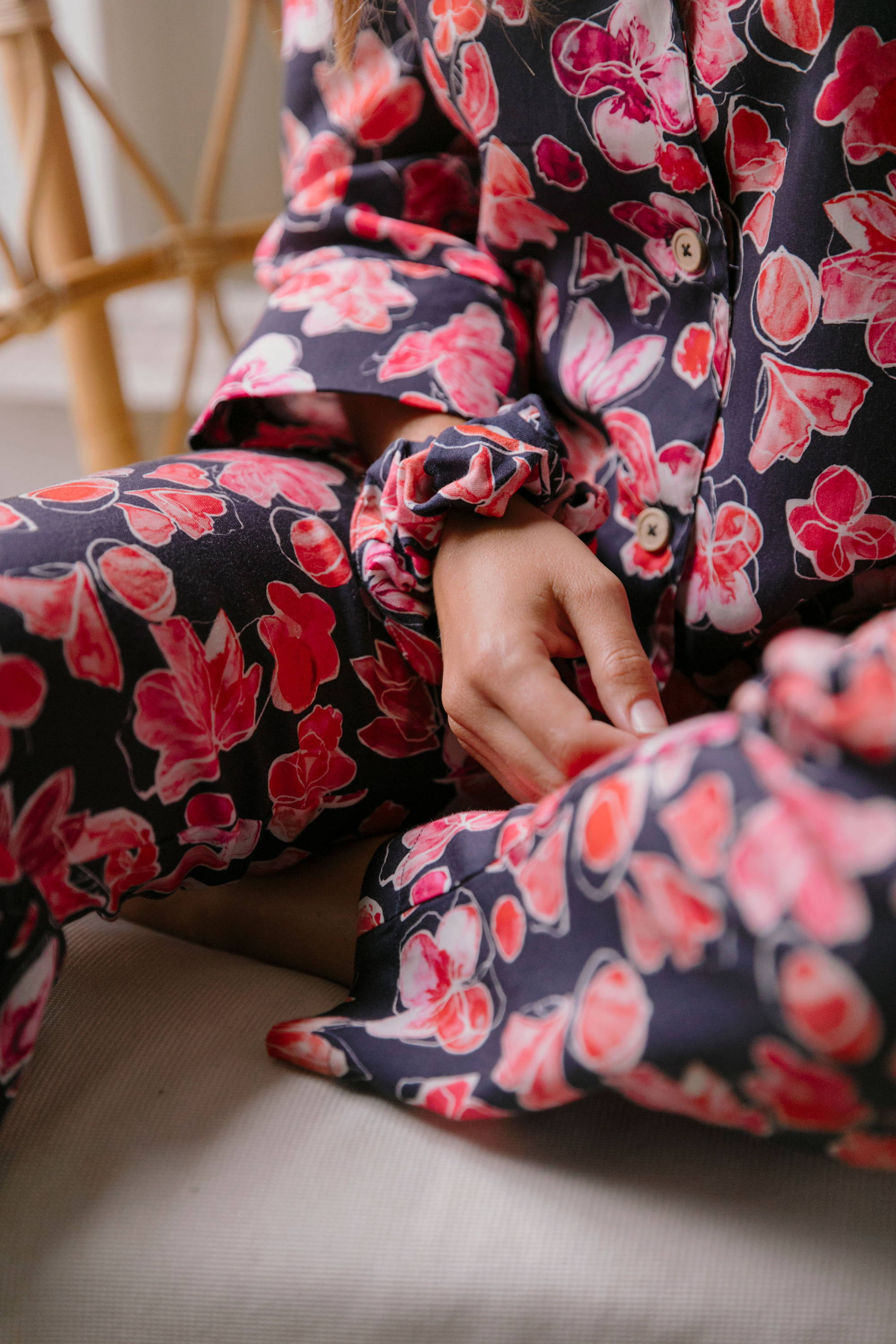 Nêge Paris - Chouchou et Pyjama Encore un Soir chemise pantalon avec un fond bleu nuit orné de détails floraux et fruités dans des coloris roses et rouges