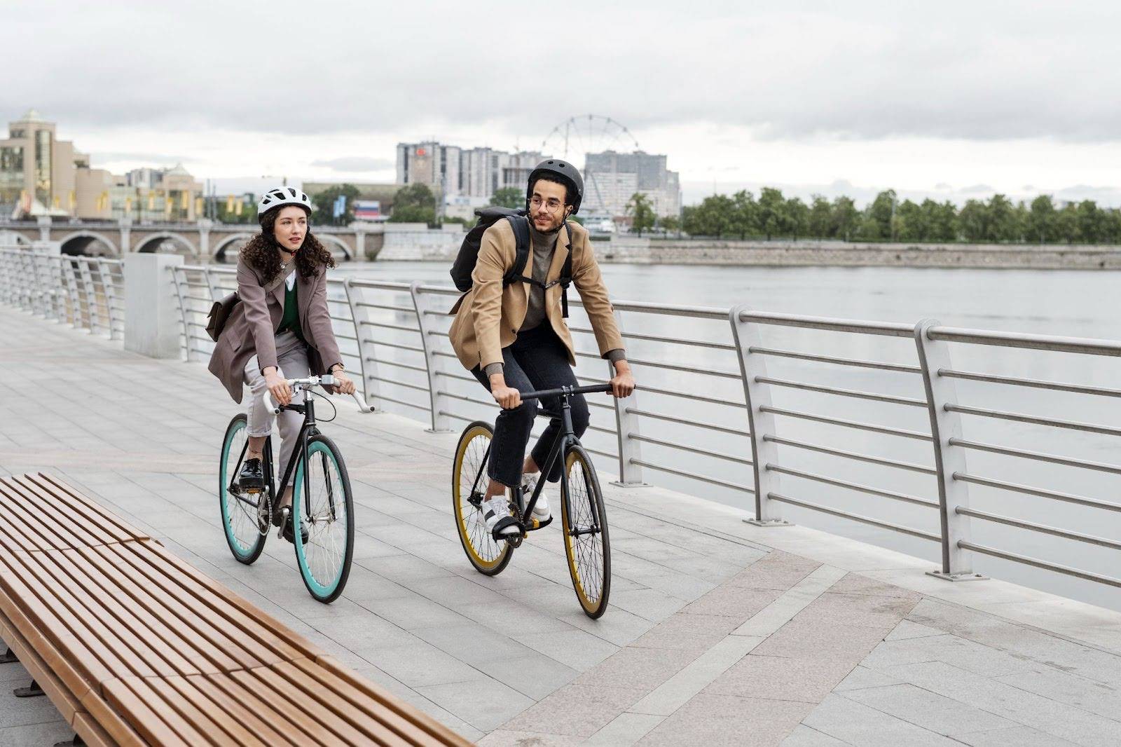 Deux employés utilisant le vélo de fonction électrique ShiftBikes pour se rendre au travail