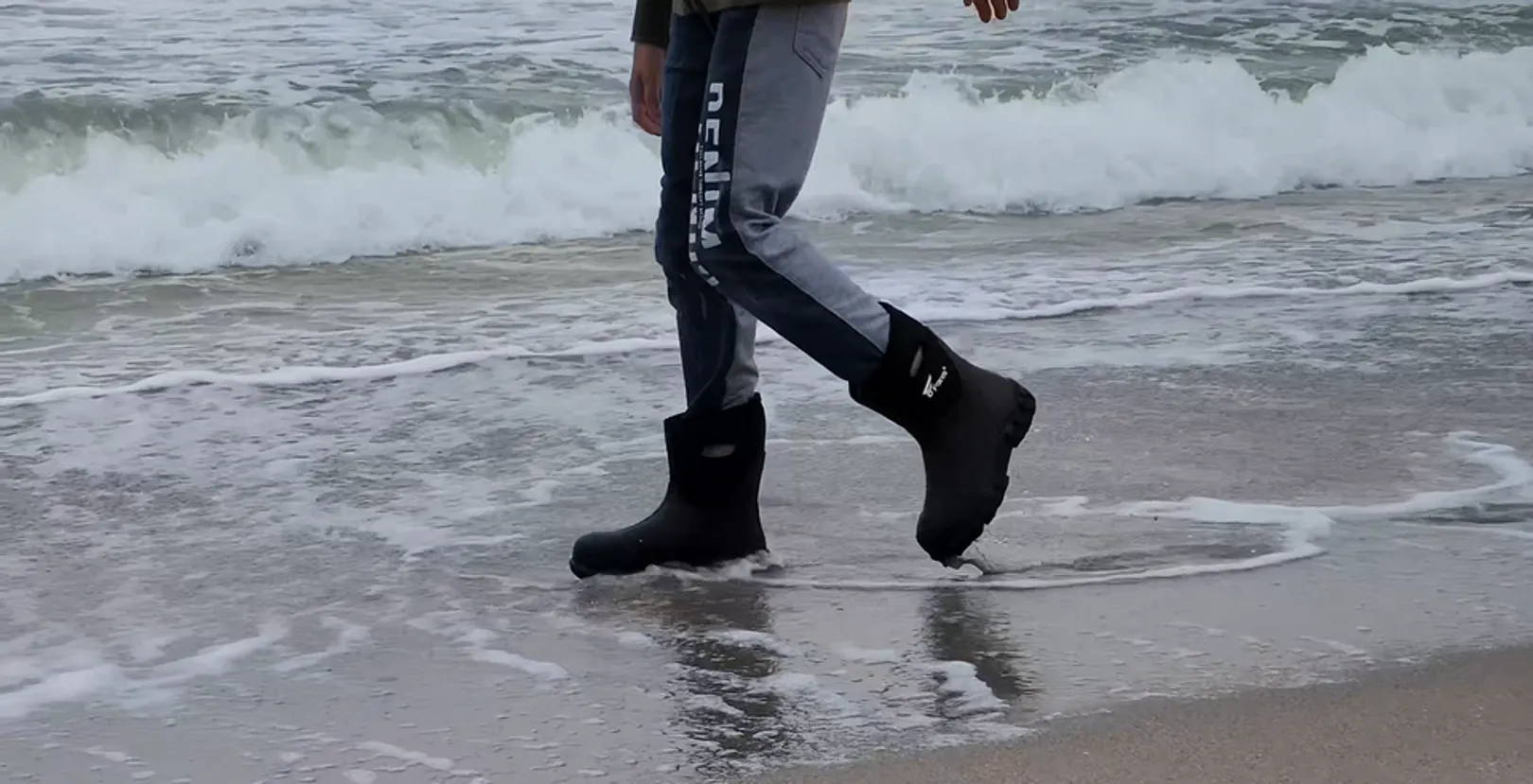 This waterproof rubber rain boots for kids are engineered with a weap-around texture design on the sole