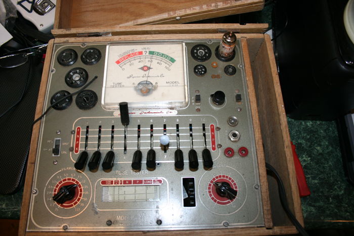 SUPERIOR Instrument Co. TUBE TESTER with 100 tubes  tv-...