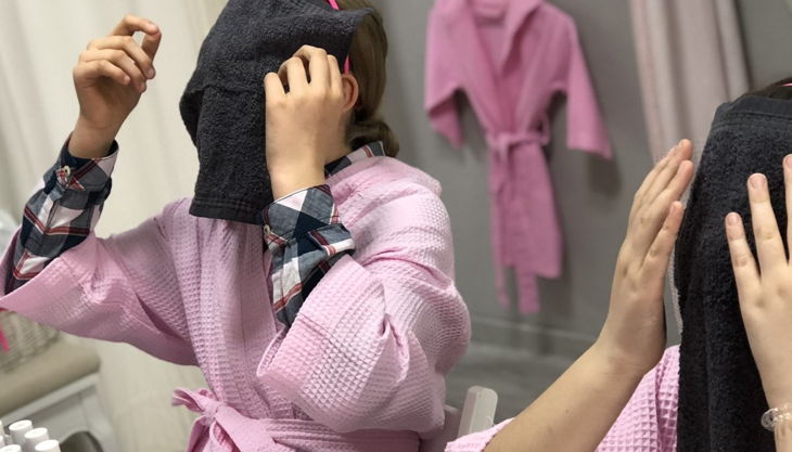 spa party handtuch auf gesicht