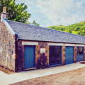 Façade en pierre d'un des bâtiments de la distillerie Beinn An Tuirc sur la péninsule de Kintyre dans le sud-ouest des Highlands d'Ecosse