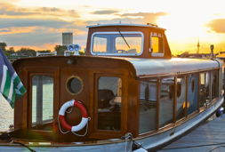 salonschiff oggesen ms marple im sonnenuntergang