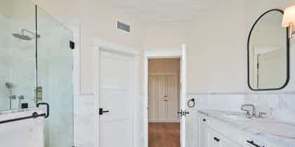 Choosing the Best Bathroom Doors for your Dallas Home