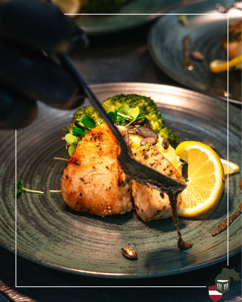 🍽️ Liebe zum Detail auf jedem Teller ❄🥄

Unser 4-Gänge-Menü ist in der "Halbpension +" inkludiert
– regional, frisch und mit viel Leidenschaft zubereitet. ✨

Bis bald! Hier im @zum.ritter 💚🏡

Deine Gastgeberfamilien Fuchs und Sonnweber
mit dem "Ritte