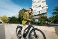 Ein Radfahrer faehrt mit einem E-Mountainbike durch den Schnee