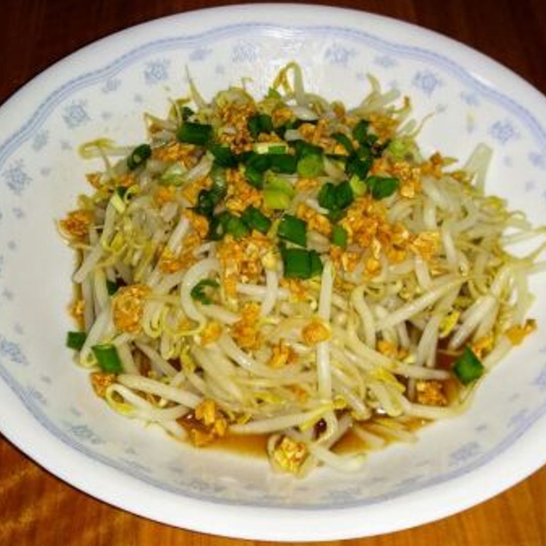 Served this crunchy and fresh beansprout dish together with my homemade chicken rice meal.