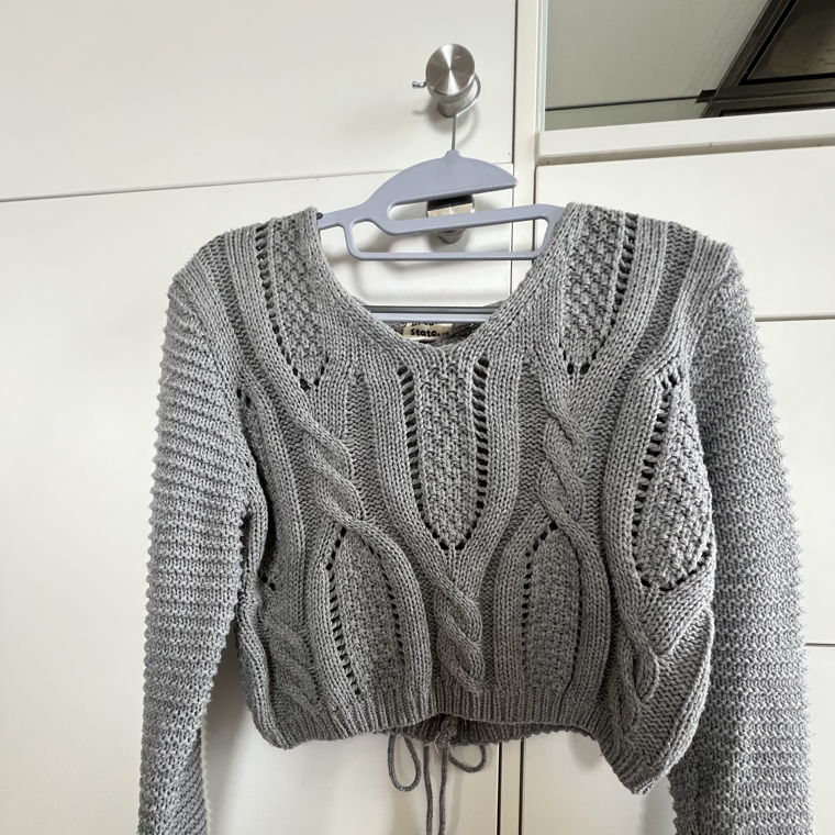 Cropped grey sweater 