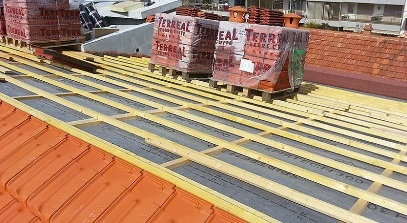 Pose de tuiles de Marseille sur une résidence neuve à Antibes — photo 14 sur 18 — CEG TOITURE