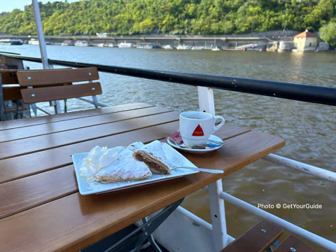 1 hour boat cruise with fragrant coffee and homemade strudel