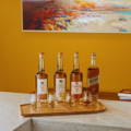 Bouteilles de Single Malt Scotch Whiskies et Blended posées sur un plateau en bois à la distillerie Clynelish dans le nord-ouest des Highlands d'Ecosse