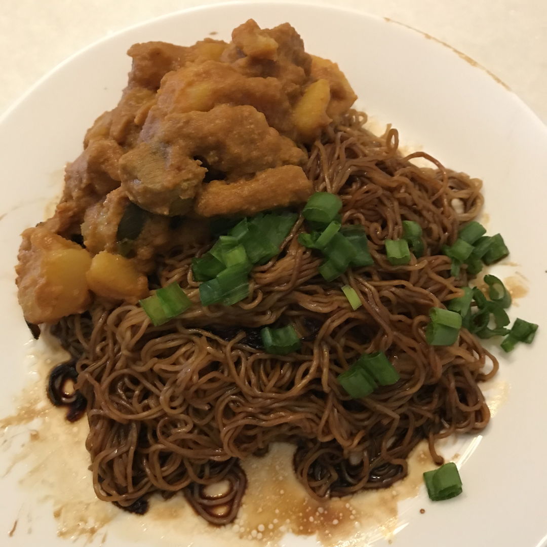 Pork curry with wan tan mee