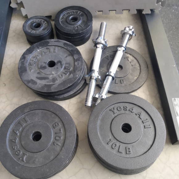 athlete shows his weight plates Yes4All