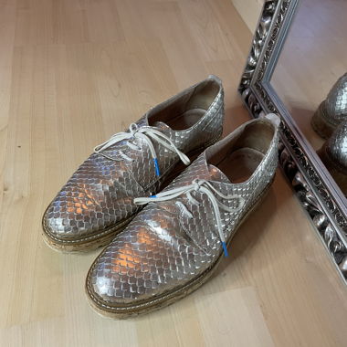 Schuhe in silber Fischhaut Optik
