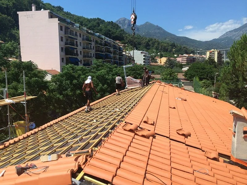 Réfection de la toiture de l’école de Menton en tuiles romanes — photo 6 sur 9 — CEG TOITURE