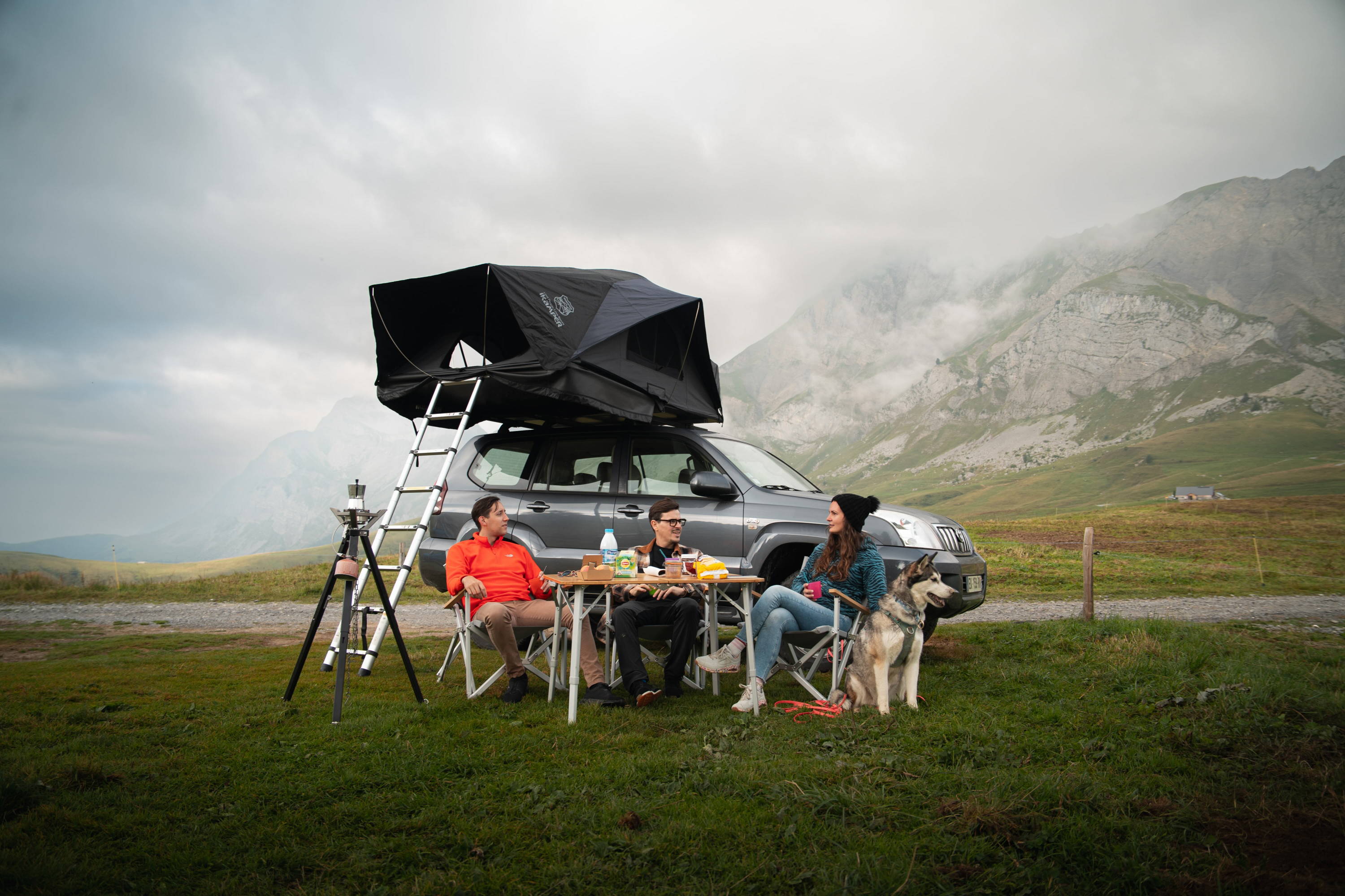 Homme buvant café dans X-Cover 2.0