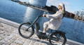 Gazelle Paris C7 elektrische stadsfiets met lage instap, afgebeeld in zijaanzicht op neutrale achtergrond, met Bosch middenmotor, gesloten kettingkast, verende voorvork en zadelpen, MIK-bagagedrager en spatborden – gericht op comfortabel dagelijks gebruik en woon-werkverkeer.