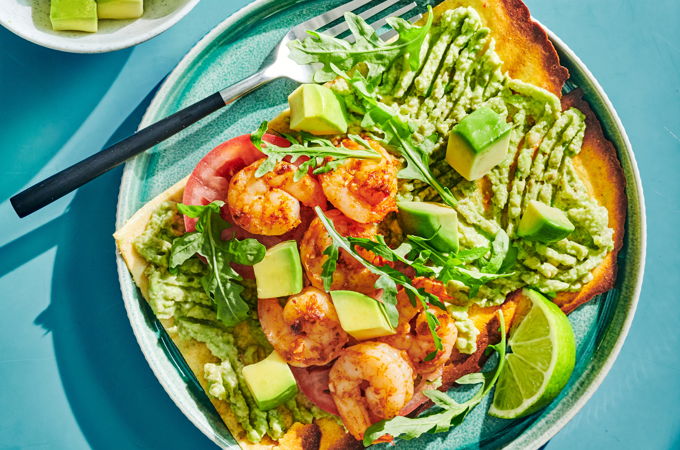 Tartines à l’avocat et aux crevettes épicées sur pain plat au fromage cottage