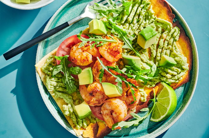 Tartines à l’avocat et aux crevettes épicées sur pain plat au fromage cottage