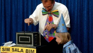 magic thomas zauberer mit kind auf der bühne neu
