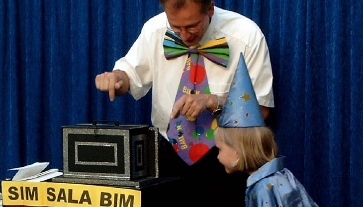 magic thomas zauberer mit kind auf der bühne neu