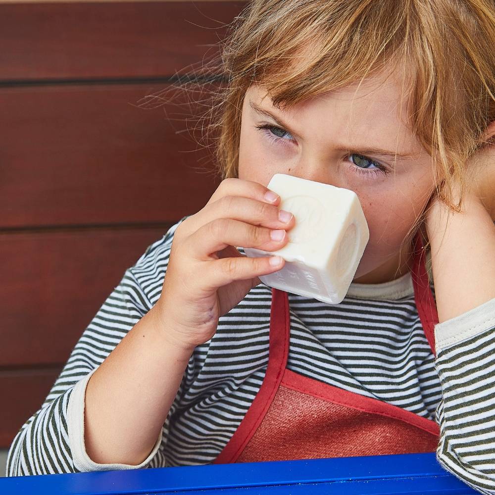 Un petit garçon utilise des couverts enfant pour dresser le couvert