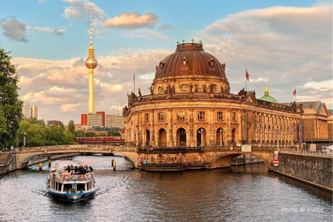 Sightseeing boat tour on the Spree