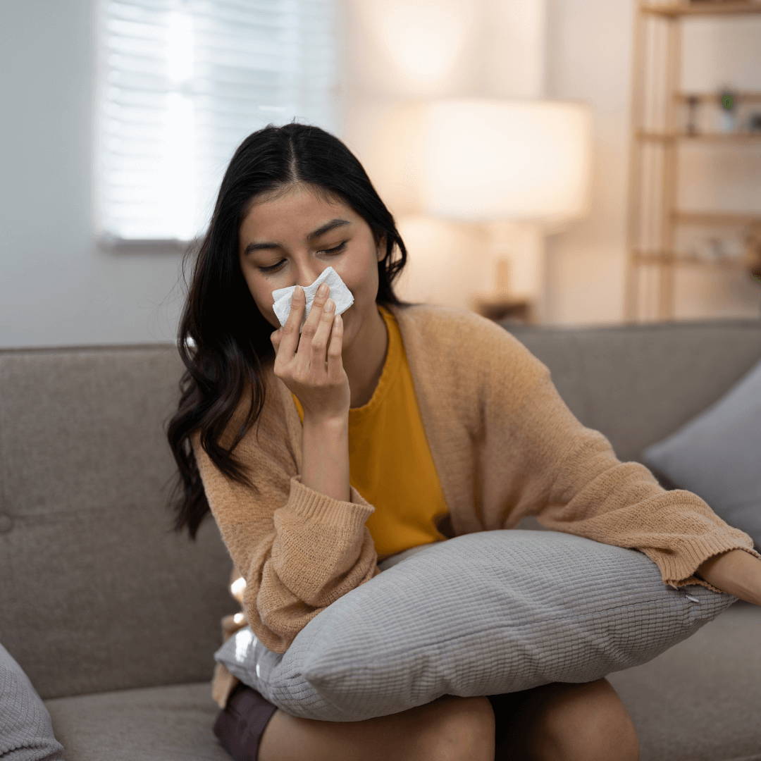 mujer con alergia estacional