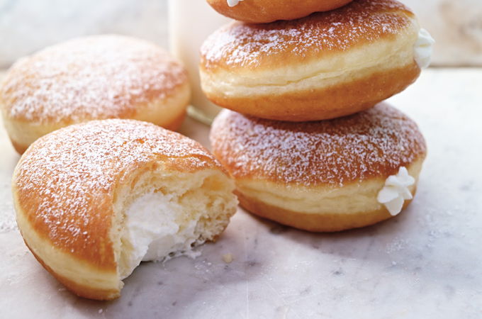 Beignes farcis à la crème fouettée