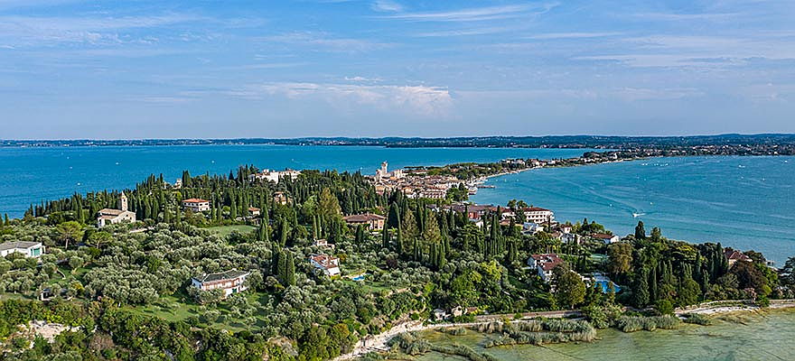  Desenzano del Garda
- Koop nieuwbouwwoningen met grote energie-efficiëntie, stijlvolle mediterrane appartementen of villa's aan de westoever van het Gardameer. Uw Engel & Völkers-team zal u adviseren.