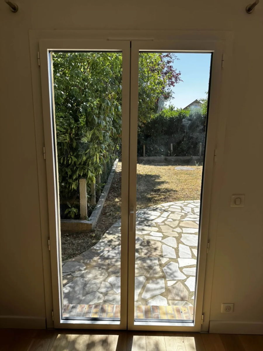 Porte-fenêtre aluminium anthracite à profilés fins — photo 4