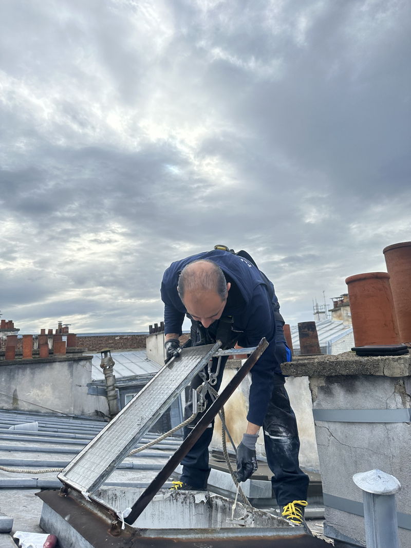 Intervention sur corde en couverture à Paris